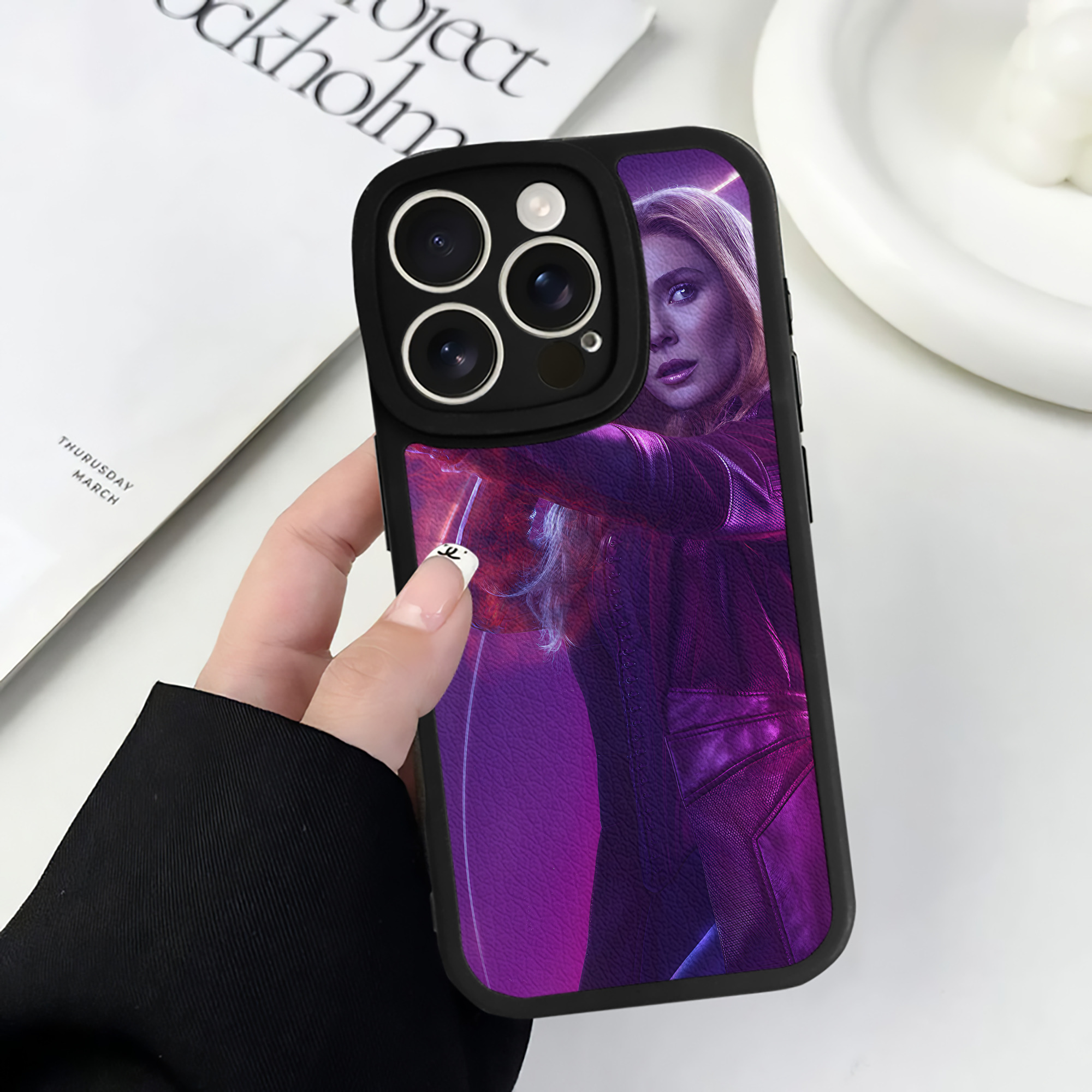 （画像用） アベンジャーズ The Avengers 【iPhone 16シリーズ対応】シリコンスマホケース（レザー調） 材質：シリコン